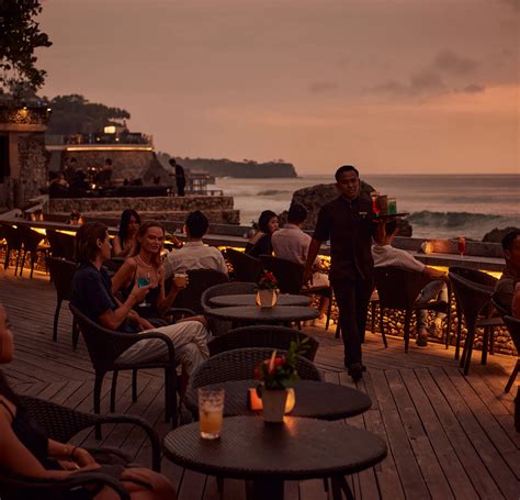 标志性的悬崖日落体验 | 阿雅娜巴厘岛岩石酒吧