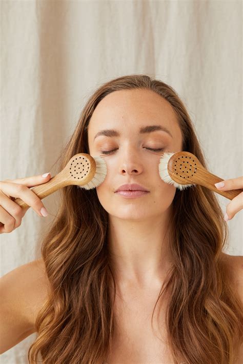 Facial Dry Brushing – Sérénité by Sakina Di Pace