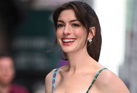 A 41 éves Anne Hathaway irtó dögös miniben pózolt a címlapon: Az ördög Pradát visel rajongói ...