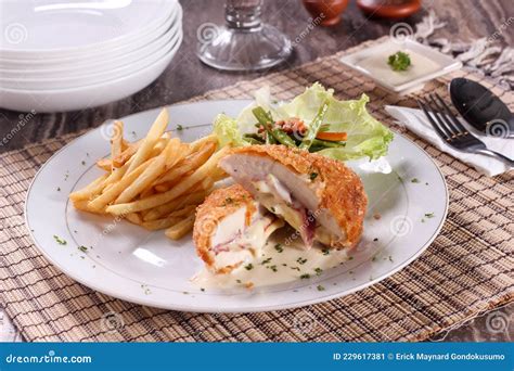 Bistec De Pollo En El Plato Con Patata Frita Imagen de archivo - Imagen ...