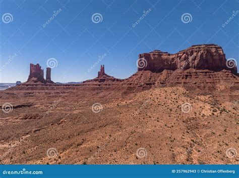 Castle Rock, King on the Throne and Saddleback Mesa in Monument Valley ...