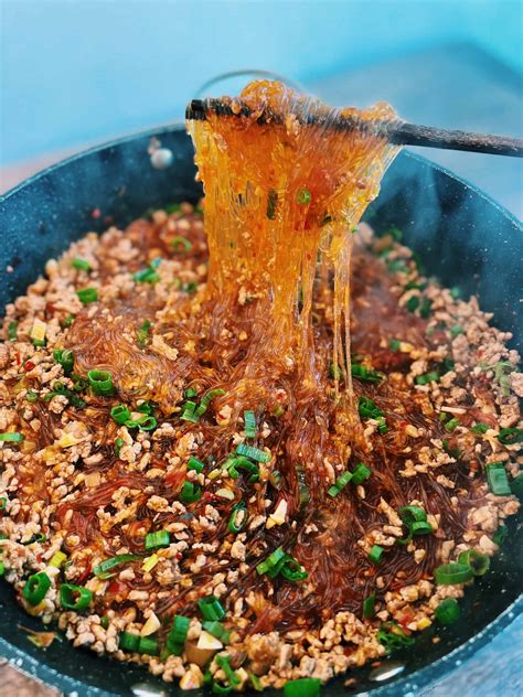 Spicy Vermicelli Noodles (螞蟻上樹) - Tiffy Cooks