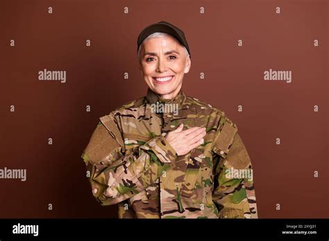 Photo portrait of attractive mature woman army soldier touch chest ...