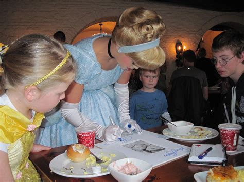 5 Best Character Breakfasts at Walt Disney World
