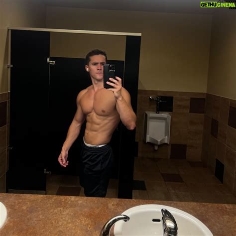 Andrew Neighbors Instagram – someone said to turn ur torso when ur flexing lol what | Gethu Cinema