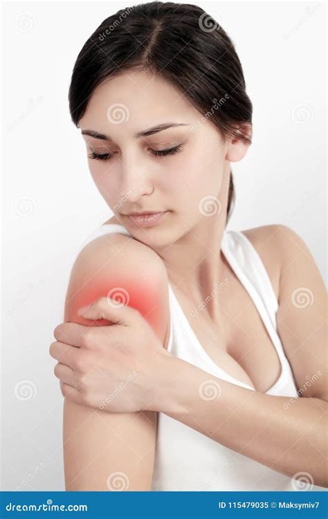 Dolor De Los Brazos Mujer Hermosa Que Sufre De La Sensación Dolorosa En ...