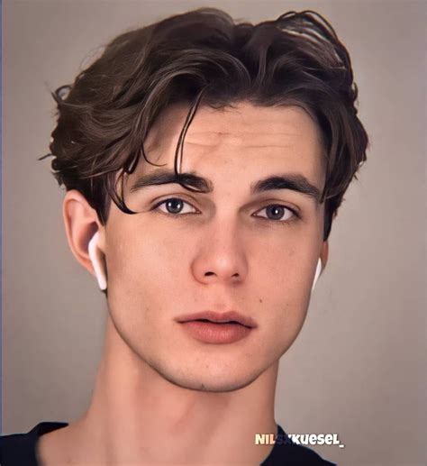 Pin by Jime on Nils | Wavy hair men, Middle part hairstyles men, Middle ...