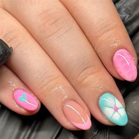 15 Blooming Gel Nail Art Designs for Stunning Looks
