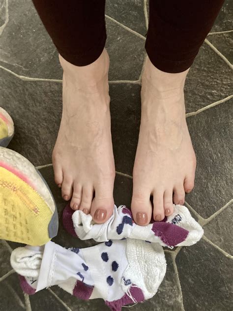 Anyone like runner girl feet?? : r/FootSniffing