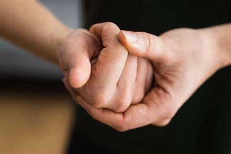 Why do our knuckles make a popping sound when cracked? | New Scientist