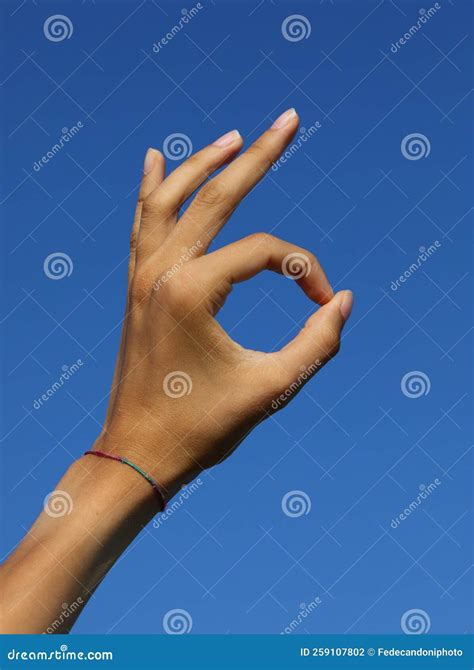 Main Faisant Ok Signe En Joignant Les Doigts D'index Et Le Pouce Photo stock - Image du doigt ...