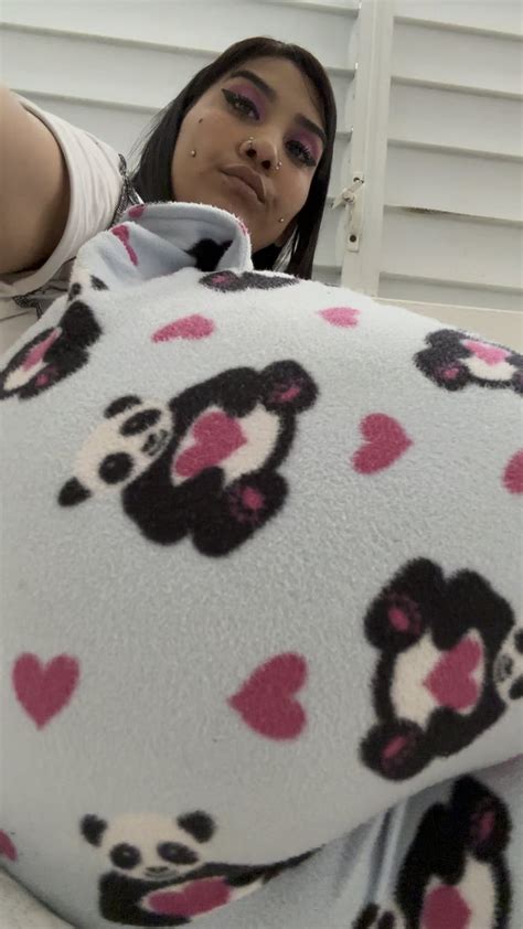 Fart in pajama pants : r/sexygirlsfarting