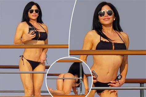 Lauren Sánchez snaps selfies in black bikini aboard Bezos' yacht