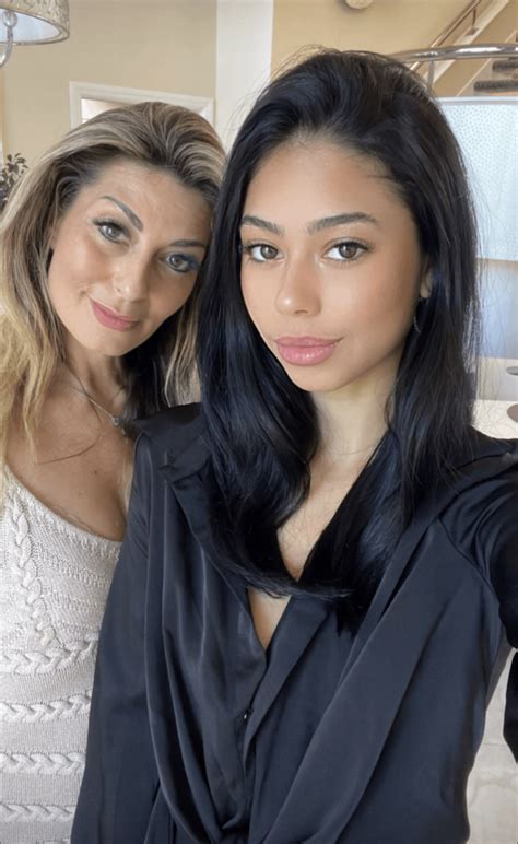 Mom and daughter : r/randomsexiness