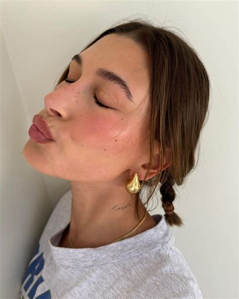 Hailey Bieber fans spot 'clear sign' she's pregnant in new pics amid rumors she's expecting baby ...