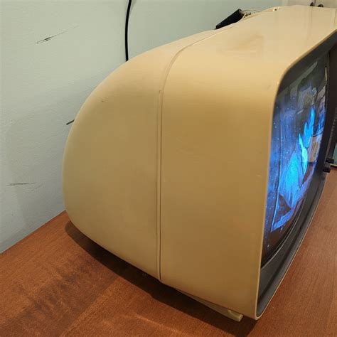 Toshiba Space Age 1970s Vintage Television TV Yellow Mid Century Retro ...