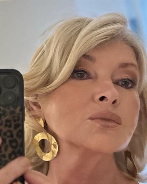 Martha Stewart posts 'thirst trap,' wins influencer award