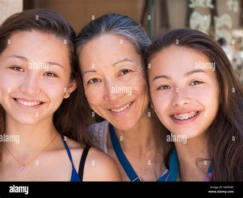 Mother teenage daughter black hi-res stock photography and images - Alamy