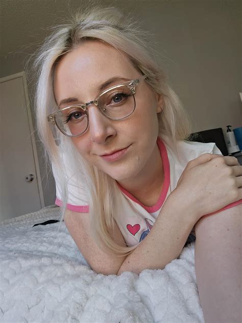 If you're into blonde nerds, then we're a match : r/palebeauties