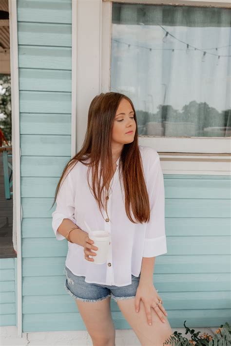 Flowy White Blouse | Flowy white blouse, White flowy top, Outfits aesthetic