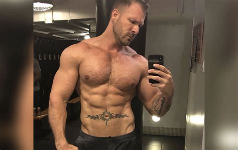 Austin Wolf scopa un ragazzo in una cuccia - BitchyX