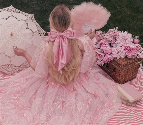 How I Overcame Unrealistic Beauty Standards - Lizzie in Lace