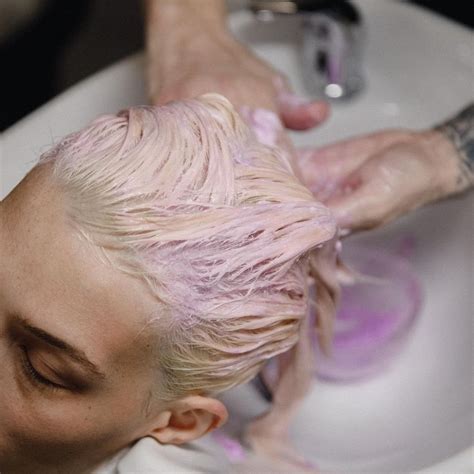 How Long to Wait Between Bleaching Hair?