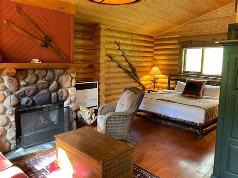 CATHEDRAL MOUNTAIN LODGE - Updated 2022 Prices & Reviews (Field ...