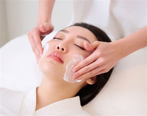 7 Benefits of Getting a Deep Cleansing Facial: Why Your Skin Deserves ...