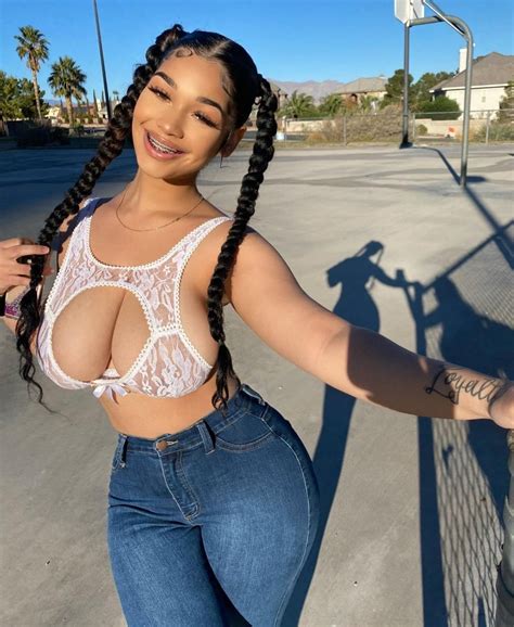 jjuicyjass cupping her huge titties : r/YGWBT