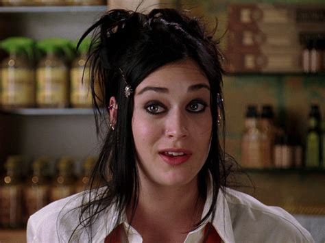 Lizzy Caplan And Her Relaxed View On Nudity | GIANT FREAKIN ROBOT