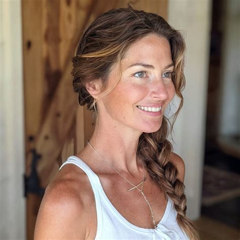 35 Claw Clip Hairstyles to Elevate Your Updos