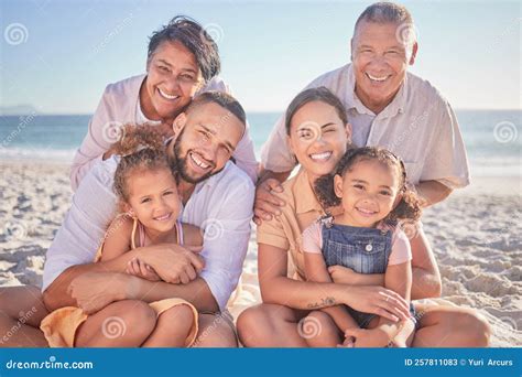 Summer, Love and Big Family in Hawaii at the Beach Enjoy the Sun ...