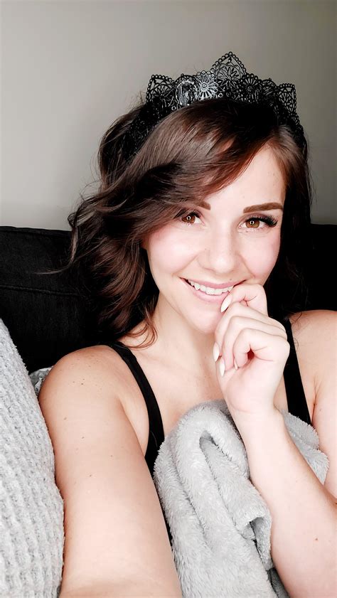 adora amour | Scrolller