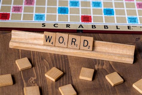 Gioco Da Tavolo Scrabble Con Le Tessere Di Scrabble Che Compongono La ...