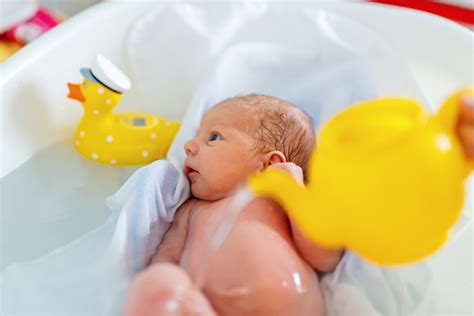 How to Bathe A Newborn Baby with Umbilical Cord? - Newborn Stages