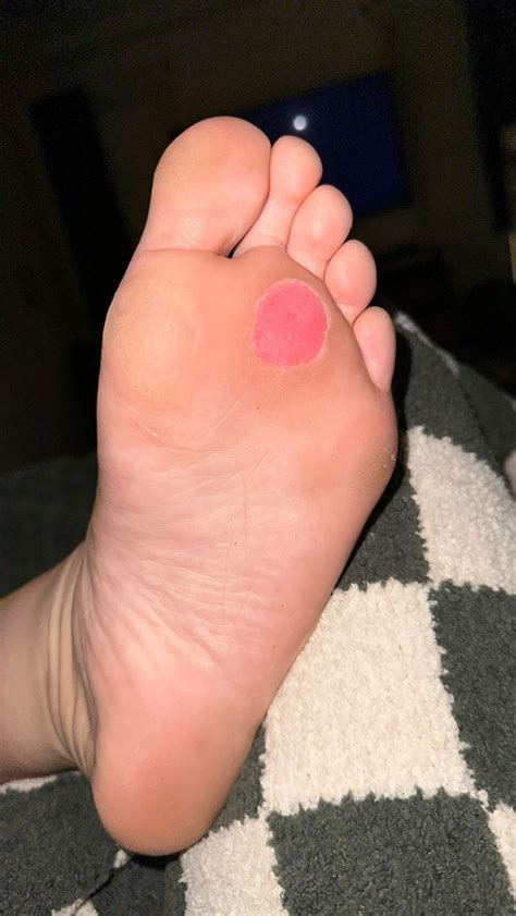 JoJo Siwa's feet