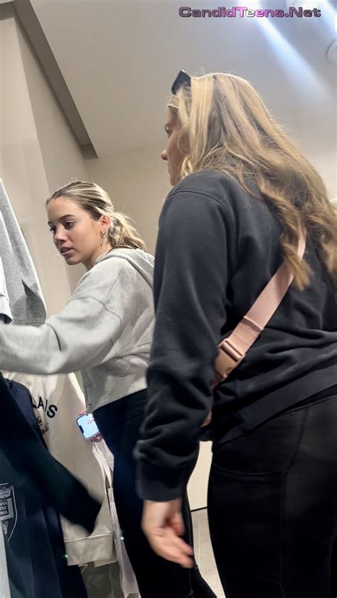 Bubble butt blonde teen in leggings - Candid Teens