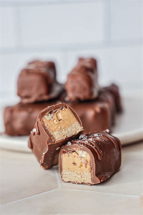 Healthy Pecan snickers (high protein, no bake) - danishealthyeats.com