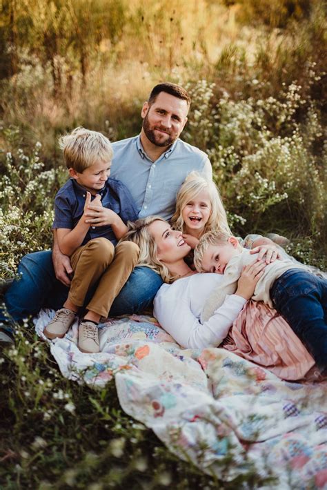 Spring & Summer 2021 Family Photos - What to Wear Outfit and Inspiration Style Guide - Kelly ...