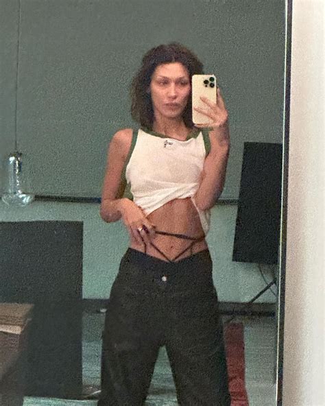 Bella Hadid ha llevado la tendencia tanga al extremo
