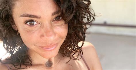 Fajah Lourens verlaat Nederland, zet mooie woonboerderij te koop