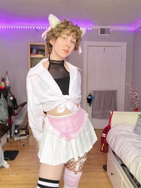 just here to show off my new skirt 🤍💗🤍 | Femboy outfits, Femboy outfits ...