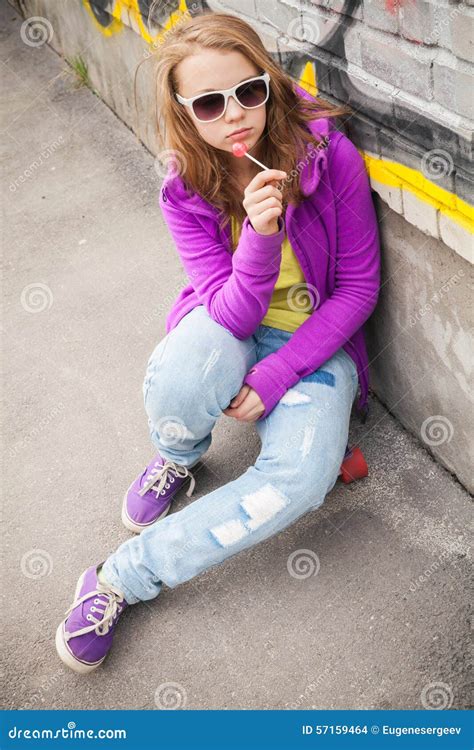 Blonde Tiener Met Lolly, Verticaal Stedelijk Portret Stock Foto - Image ...