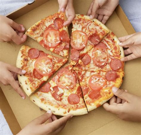 How Big is an 11 inch Pizza? - Swartzsdeli