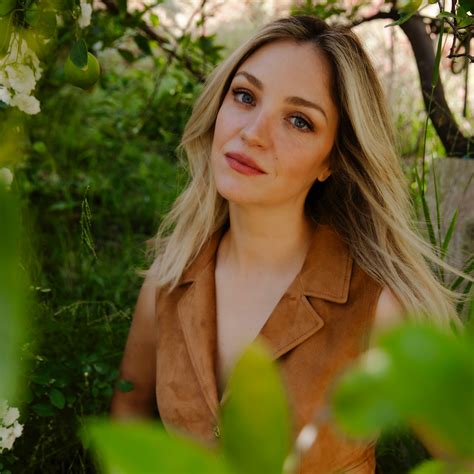 Abby Elliott on 'The Bear' Season 4's Ending, Filming with Brie Larson ...