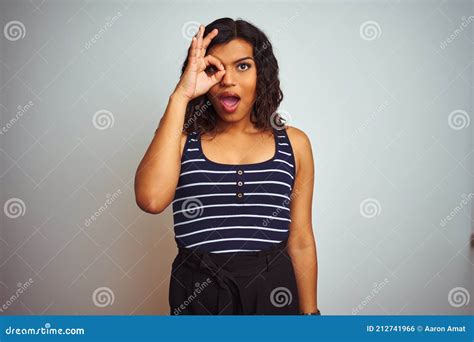 Transexual Transexual Mujer Que Lleva La Camiseta a Rayas Sobre Aislado Fondo Blanco Haciendo ...