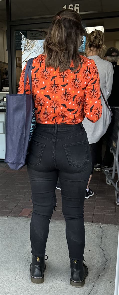 Super sexy fit milf with a big round ass in tight jeans - Tight Jeans ...