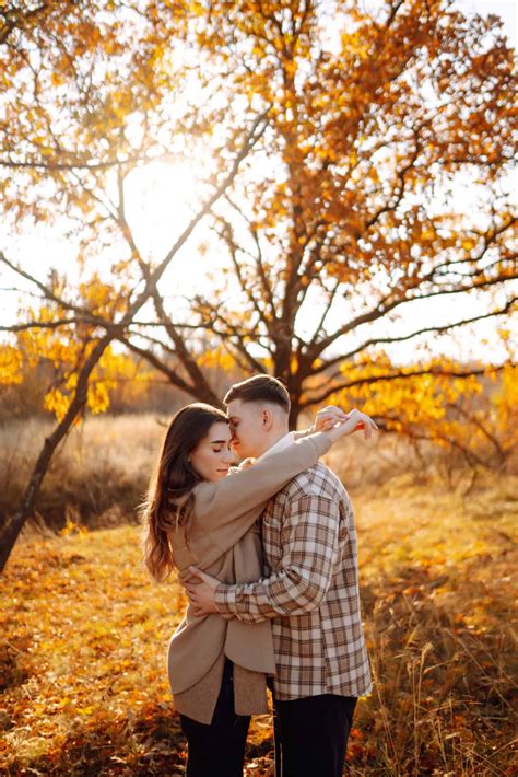 50+ Couples Autumn Photoshoot Ideas (You'll Fall In Love With!)