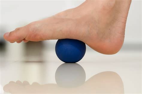 Plantar Fasciitis Stretches: 6 Stretching Exercises to Try | Comrad